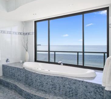 Noraville House | Stunning 4-Bed -Aloha Beach Front Beauty Noraville