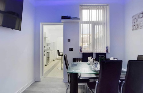 Burslem House | Stunning 4-bed House Fully Refurbished Modern