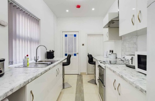 Burslem House | Stunning 4-bed House Fully Refurbished Modern