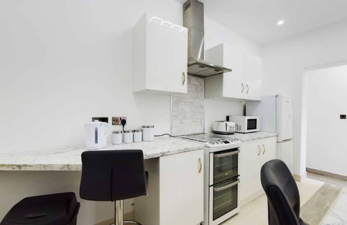Burslem House | Stunning 4-bed House Fully Refurbished Modern