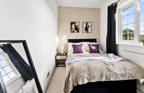 Cheltenham House | Stunning 4 Bed House - Sleeps 12