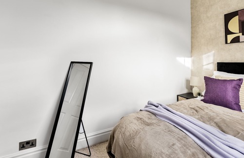 Cheltenham House | Stunning 4 Bed House - Sleeps 12