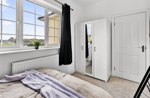 Cheltenham House | Stunning 4 Bed House - Sleeps 12