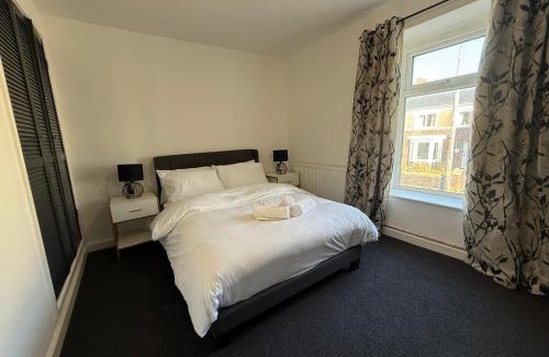 Bridgend House | Stunning 4-Bed House in Bridgend
