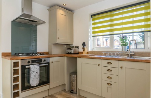 Brockworth Cottage | Stunning 4 Bed Sleeps 8 Cottage Parking