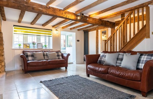 Brockworth Cottage | Stunning 4 Bed Sleeps 8 Cottage Parking
