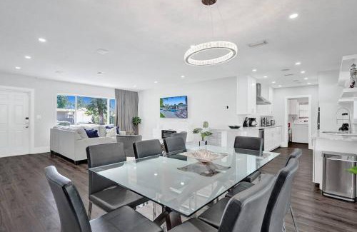 Deerfield Beach Villa | Stunning 4 Bedrm New Pool+Jacuzzi 1 Mile to Beach
