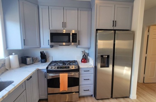 Marina Peninsula Apartment | Stunning 4 Bedroom, 1 block to the Beach!