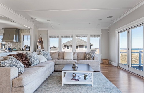 Byfield House | Stunning 4 bedroom 4.5 bath house right on the sand at Seabrook Beach