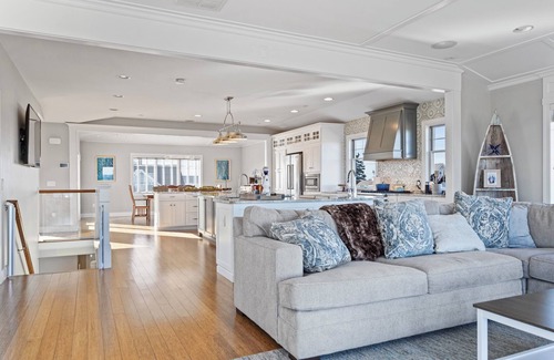 Byfield House | Stunning 4 bedroom 4.5 bath house right on the sand at Seabrook Beach