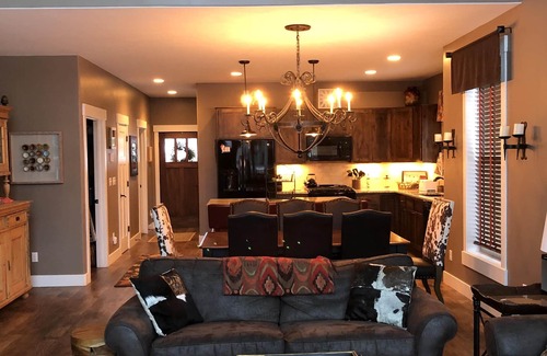 Fraser House | Stunning 4 bedroom/5 bath 3400 square foot home with awesome Mountain View’s