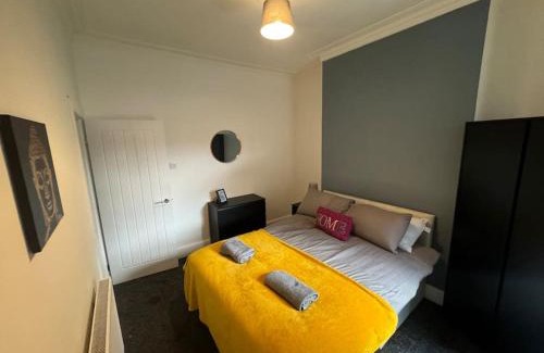 Hull Apartment | Stunning 4 bedroom 8 person 2 bathroom house!