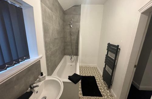 Hull Apartment | Stunning 4 bedroom 8 person 2 bathroom house!