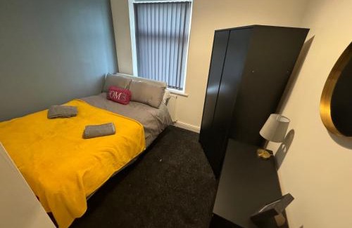 Hull Apartment | Stunning 4 bedroom 8 person 2 bathroom house!