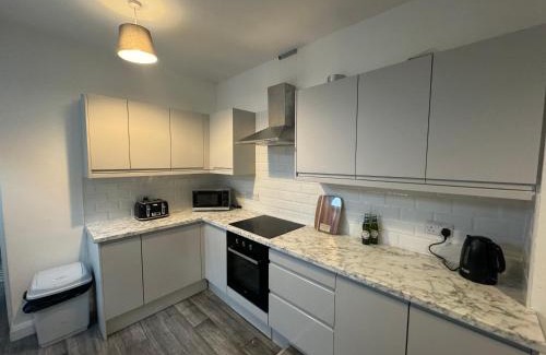Hull Apartment | Stunning 4 bedroom 8 person 2 bathroom house!