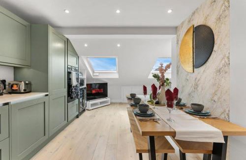 East Putney Apartment | Stunning 4 Bedroom Abode in Zone 1 - Balcony - Sleeps 9