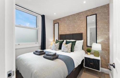East Putney Apartment | Stunning 4 Bedroom Abode in Zone 1 - Balcony - Sleeps 9