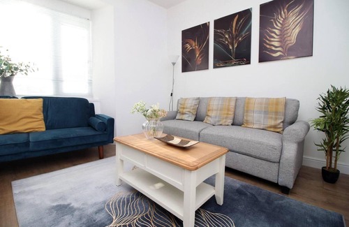 Castle Apartment | Stunning 4 Bedroom Flat Near City Centre