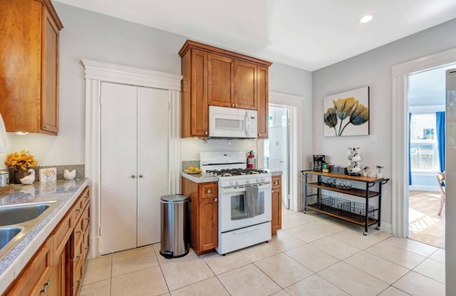 Downtown Riverside House | Stunning 4-bedroom home RIGHT Downtown Riverside with parking, WiFi and AC