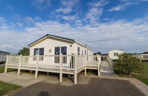 Hunstanton Cabin | Stunning 4 Berth Lodge With Decking At Manor Park In Hunstanton Ref 23173K
