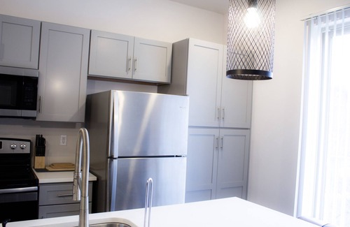Bloomington House | Stunning 4-BR Houses with On-Site Pool