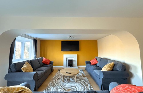 Sheffield House | Stunning 4 BR Townhouse for 8 With Free Parking