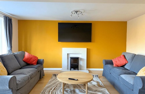 Sheffield House | Stunning 4 BR Townhouse for 8 With Free Parking