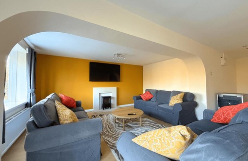 Sheffield House | Stunning 4 BR Townhouse for 8 With Free Parking
