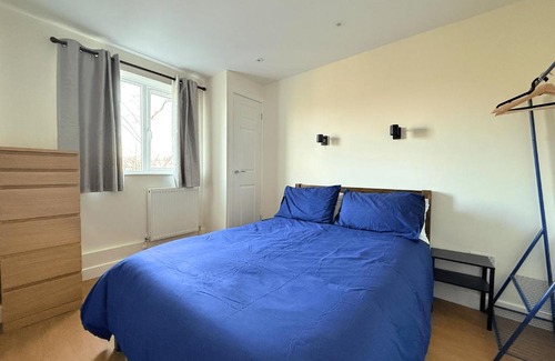Sheffield House | Stunning 4 BR Townhouse for 8 With Free Parking