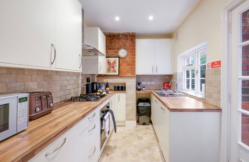 Reading House | Stunning 4 Storey House in Reading w/Parking, Garden, WiFi, Netflix & PS4!
