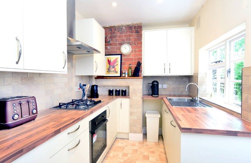 Reading House | Stunning 4 Storey House in Reading w/Parking, Garden, WiFi, Netflix & PS4!