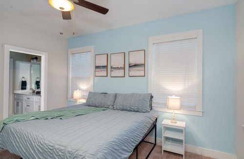 Lakewood House | Stunning 4-Story 4 BDR Home on Cumberland River w/Rooftop Deck – Walk to Dining