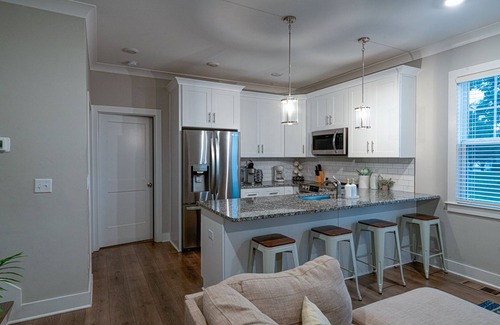 Lakewood House | Stunning 4-Story 4 BDR Home on Cumberland River w/Rooftop Deck – Walk to Dining