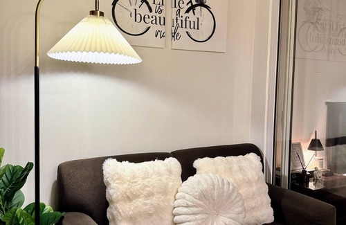 Makati Condo | Stunning 42nd Floor Apt with Netflix