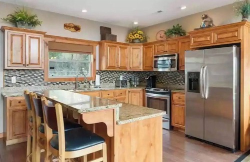 Lampe Cabin | Stunning 4BR 4BA Lakefront Cabin-Sleeps 10