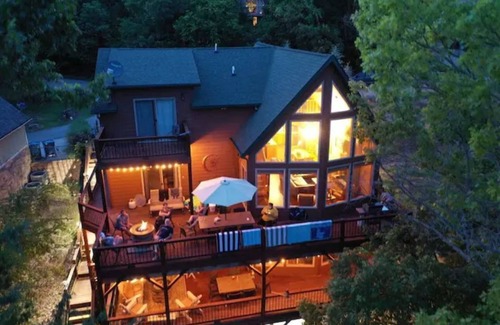 Lampe Cabin | Stunning 4BR 4BA Lakefront Cabin-Sleeps 10