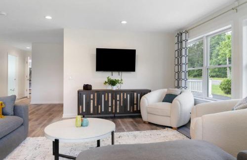 East Stroudsburg House | Stunning 4BR 4BA Luxury Home with Hot Tub Game Room & Fire Pit Sleeps 12