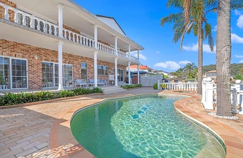 St Huberts Island House | Stunning 4BR Holiday Home with Water Views & Pool
