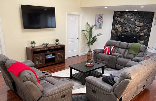 Gun Barrel City House | Stunning 4BR Lakefront Home w/ Dock & Decked Yard