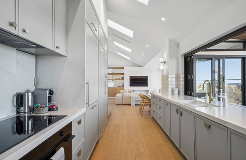 Maroubra Apartment | Stunning 4BR Waterfront House w/pool in Sth Coogee