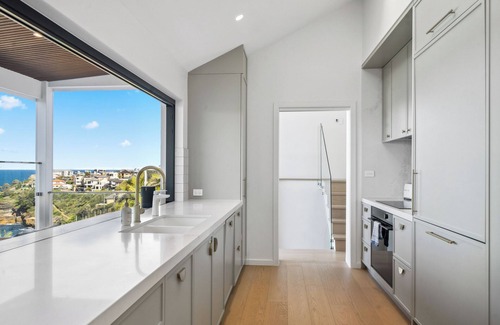 Maroubra Apartment | Stunning 4BR Waterfront House w/pool in Sth Coogee