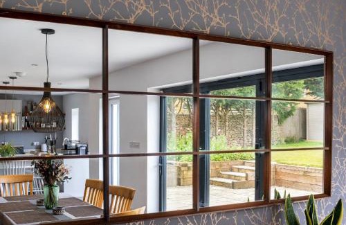 Bourton House | Stunning 5 Bed in the Centre of Bourton!