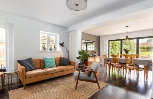 Bourton House | Stunning 5 Bed in the Centre of Bourton!