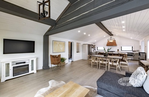 Gravenhurst Cottage | Stunning 5 + Bed, 3 Bath Cottage on the South End of Lake Muskoka! All Day Sun!