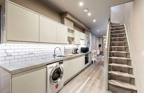 Dudden Hill Apartment | Stunning 5 Bed House in Willesden Green!