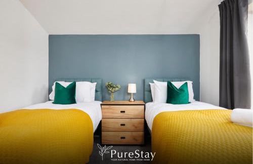Failsworth House | Stunning 5 Bed Manchester House With Parking By PureStay Short Lets & Serviced Accommodation