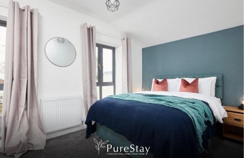 Failsworth House | Stunning 5 Bed Manchester House With Parking By PureStay Short Lets & Serviced Accommodation