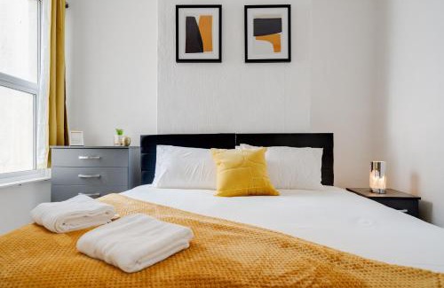 Birkenhead Apartment | Stunning 5 bedroom home Wirral Birkenhead Sleeps 9- Free Parking-5G Internet