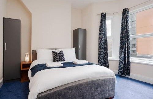 Birkenhead Apartment | Stunning 5 bedroom home Wirral Birkenhead Sleeps 9- Free Parking-5G Internet