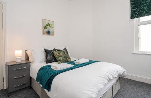 Birkenhead Apartment | Stunning 5 bedroom home Wirral Birkenhead Sleeps 9- Free Parking-5G Internet